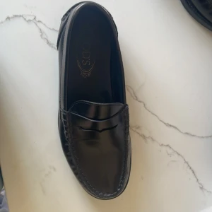 Toe’s herr skor läder - Storlek 40. Säljer de för de är för små. Använda några enstaka gånger i bra skick. Nypris ca 5000 kr. Order bekräftelse online finns.
