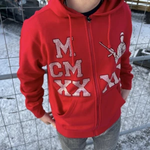 Zip hoodie - Säljer denna röda zip hoodie med rhinestones från vonjil i storlek xs, lite oversized🫶🏼 Använd 1 gång! Nypris 699!