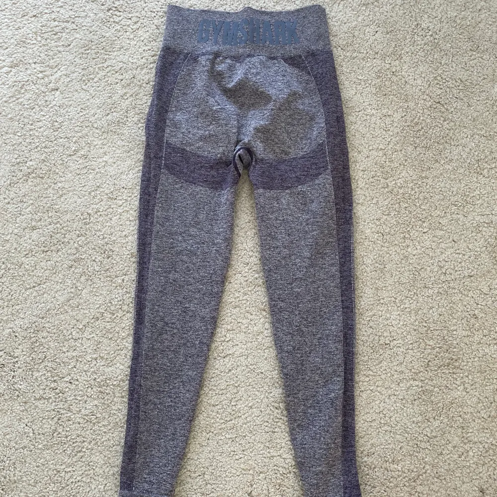 Snygga gymsharktights i en blå/lila färg. Använda endast 1 gång. Jag säljer dom då dom inte kommer till användning. Storlek M men passar även S. Jag kan mötas upp i Norrköping men annars står köparen för frakten. ☺️. Muu.