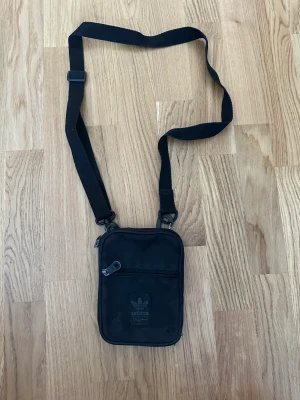 Adidas väska stl 12x16 cm - Äkta Mini adidas väska som inte används längre den är använd