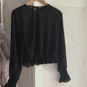 Blus  - Blus i mesh från Gina Tricot i nyskick. Storlek 34
