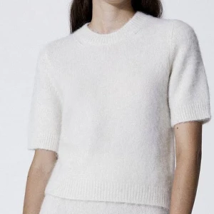 Stickad t-shirt💋 - Säljer denna GAAALET SNYGGA stickade t-shirten från New Look!!💋😻NYSKICK inga tecken på användning! Storlek S men passar mindre också!!💕🤩