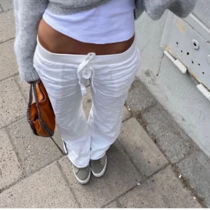 Alobha linnebyxor - Alobha label linnebyxor i storlek XS. De är nya och oanvända. Slutsålda på hemsidan just nu. Fraktar snabbt för bra pris. Tryck inte på köp nu❗️