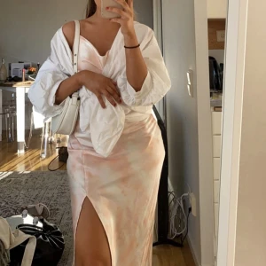 Sommar klänning  - Köpte denna fina klänning från Gina Tricot. Använd vid två tillfällen. 