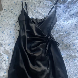 Svart klänning - Snygg svart sidenklänning, perfekt till en vardagsfest! Aldrig använd, köpte förra året🖤