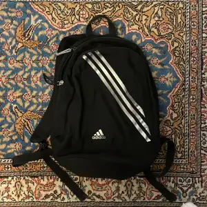 Adidas ryggsäck. Använt skick. Mellanstor. 