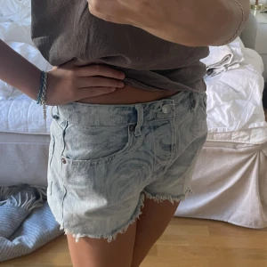 Zara shorts - Säljer dessa snygga zara shortsen då de ej passar mig längre. De säljs heller inte längre! De är i fint skick och inte använda så många gånger. 
