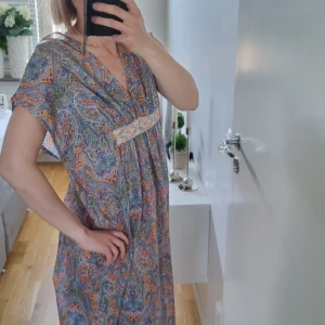 Lång kaftan från flash. Strl S. - Lång mönstrad kaftan från Flash. Luftig o skön. Storlek S, men passar större, minst M. Finns någon dragning i tyget, men mönstret är förlåtande. 