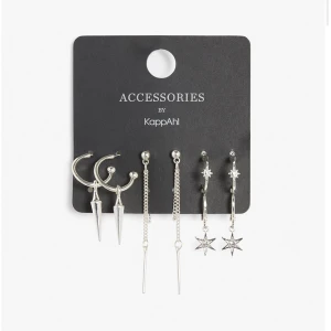 Kappahl örhängen  - Säljer den eftersom den passar inte mig. Har provat den en gång men har aldrig använd. Kan möta up i Stockholm city för upphämtning. Utanför sthlm frakt som gäller. 