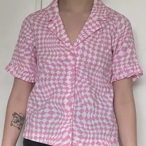 Jättefin rosa rutig skjorta med liten Frans på ärmarna Storlek: XS