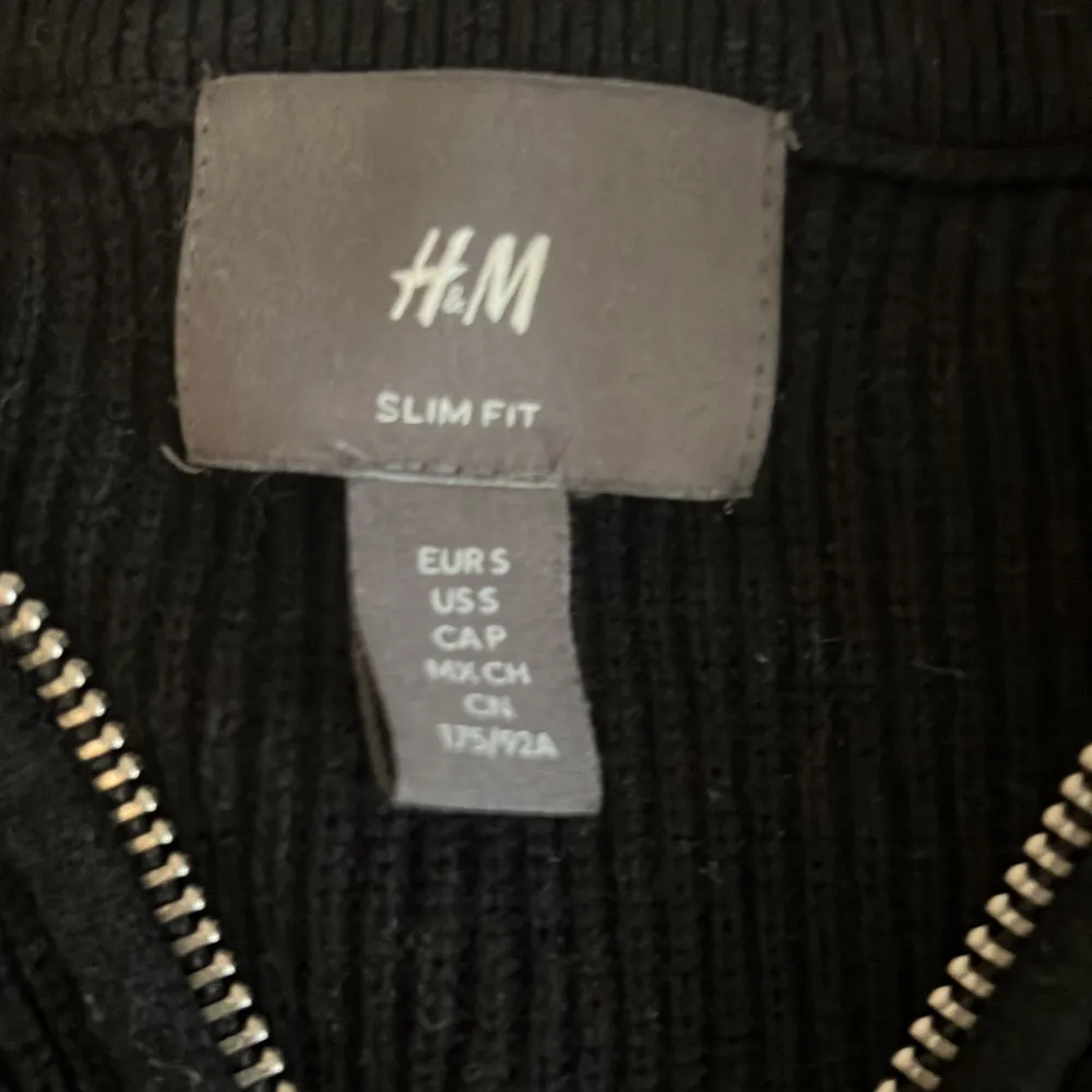 svart zip tröja från h&m.knappt använd ! Pris kan diskuteras!. Tröjor & Koftor.