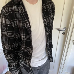Rutig skjorta/jacka - Mycket bra skick. Från Asos i storlek s men passar som M/L