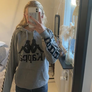 Hoodie - Grå hoodie med tryck från Kappa