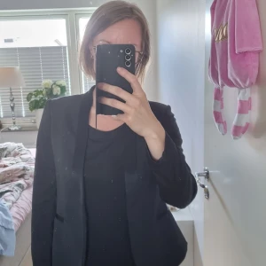 Kavaj från Zara  - Kavaj från Zara. Strl 34. Ärmarna varit uppvikta, annars inga anmärkningar. 