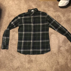 Flanell skjorta  - Skick 9/10 används ej.  Nypris 400:- 