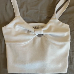 Crop top - Säljer denna gulliga topp då jag inte använder den, den är i bra skick och hämtas via instabox🤍