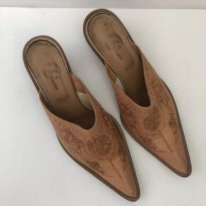 Cowboy boots-sandaler/tofflor i storlek 35