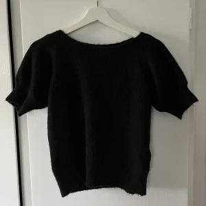 Svart stickad topp - fin svart stickad topp från vero moda!