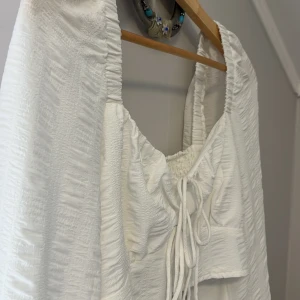 Gina topp  - Super fin och somrig topp från gina, stl 38. Aldrig använd alltså nyskick💗