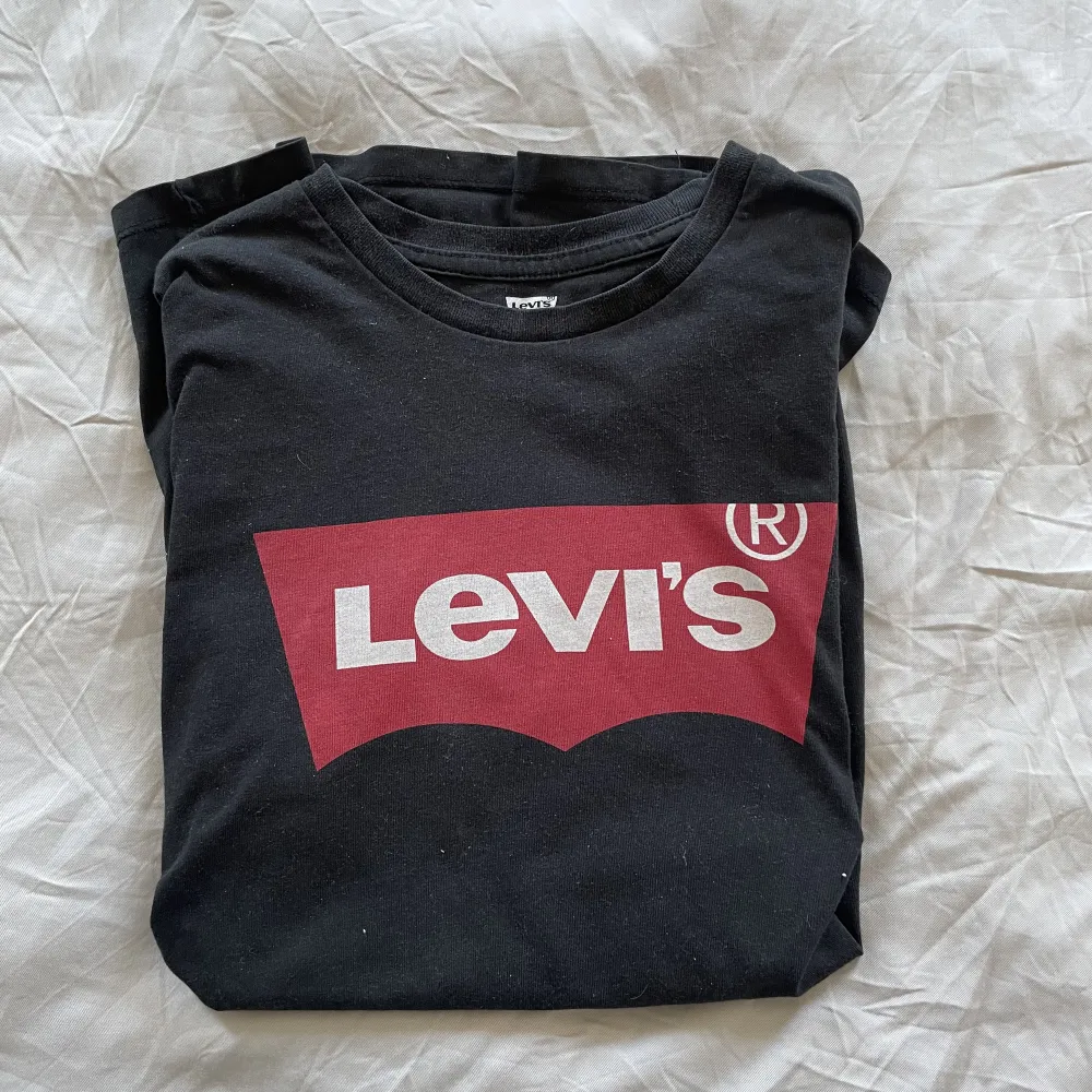 Svart LEVI’S T-shirt, storlek S. T-shirts.