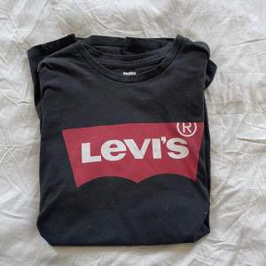 Svart LEVI’S T-shirt, storlek S