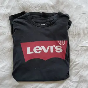 Svart LEVI’S T-shirt, storlek S