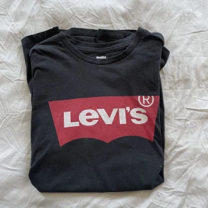 LEVI’S - Tshirt - Svart LEVI’S T-shirt, storlek S