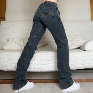 Wrangler Jeans  - Säljer dessa jeans från Wrangler i storlek W33L34, 93cm midja och 88cm innerbenslängd❤️Jag på bilderna är 172cm lång🫶