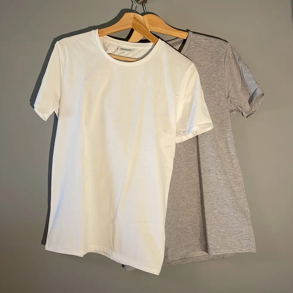 Två lika dana t-shirts från These glory days i färg vit och grå. Båda är i väldigt bra skick och kan köpas individuellt eller i par. Väldigt bra kvalite på tröjorna dessutom!. T-shirts.