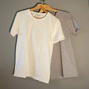 Två lika dana t-shirts från These glory days i färg vit och grå. Båda är i väldigt bra skick och kan köpas individuellt eller i par. Väldigt bra kvalite på tröjorna dessutom!