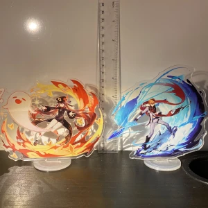 Genshin Acrylic Stand - Acrylic stands av Tartaglia och Hu Tao från Genshin. Båda kan köpas för 150kr, eller separat för 75kr styck. Basen av Tartaglia’s standee är lite sprucken, se bild 2. Pris kan alltid diskuteras!