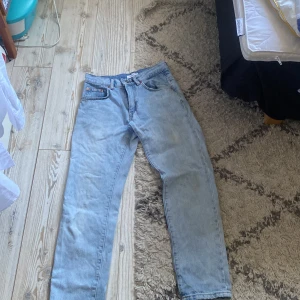 Byxor - Säljer mina blåa jeans för att de är för små för mig.