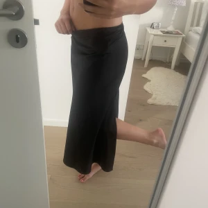 Svart satinkjol - Svart satin kjol från bikbok med slits på höger sida! 