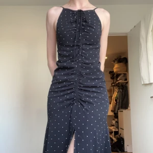 Midiklänning prickig  - Fin prickig miniklänning från Alice McCall 