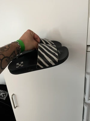 sköna off-white slides - knappt använda sköna OW slides mannen kan inte gå fel rip virgil. storlek US9/42 typ, passar +/- 1 strlk imo