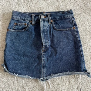 Jeanskjol💙 - Jeanskjol från Brandy Melville Liten i storleken, passar mer 32/34 Varsamt använd