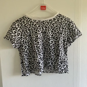 Gullig TShirt!❤️ - Vit/svart/grå väldigt fin och söt tshirt i storlek M!