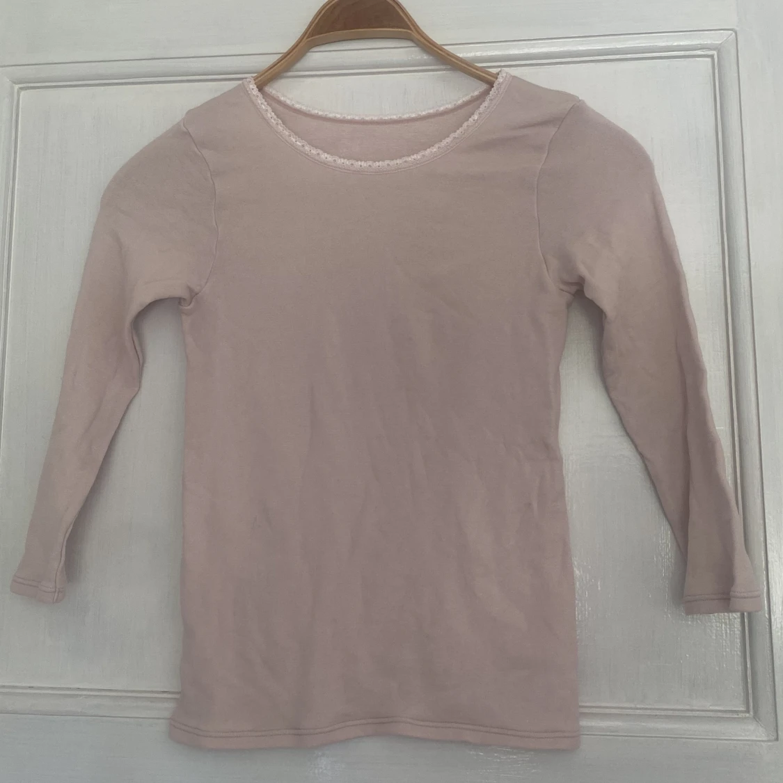 Ljusrosa topp med spetsdetaljer - 91