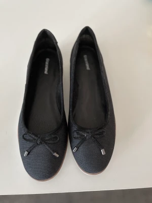 Skor - Ballerina skor. Knappt använda . Lite trånga längst fram. 