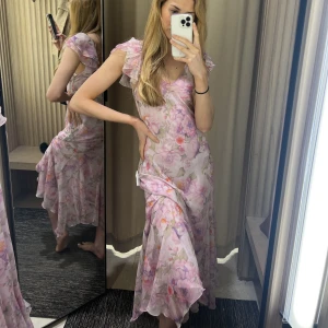 Sommarklänning  - Jättefin klänning från Mango. Perfekt till bröllop eller midsommar!  Använd en gång, nyskick! Jag är 176 cm lång och brukar bära storlek XS/S.