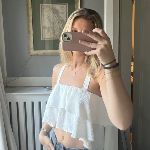 Vit somrig topp - 2 för 150 på alla toppar!Säljer denna vita topp som går att ha åt två olika håll, köpt i en liten butik i Spanien och knappt använd, nyskick! Kan mötas upp i Stockholm, annars står köparen för frakt🤍