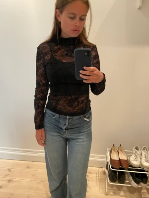 Blus från whyred  - Blus från whyred. Storlek 36. Spets över hela tröjan. 