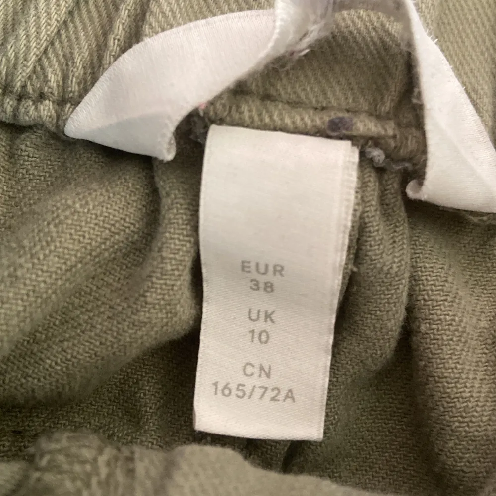 Olivgröna byxor i storlek 38 som inte kommer till användning. . Jeans & Byxor.