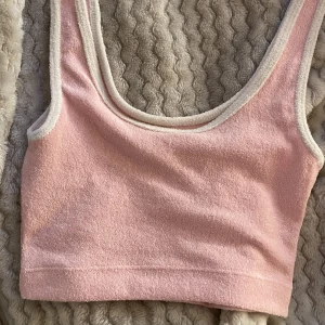 Croppat linne  - Superfint linne helt nytt men tyvvär För litet, är med som xxs än xs. Från h&m och super gulligt !! 
