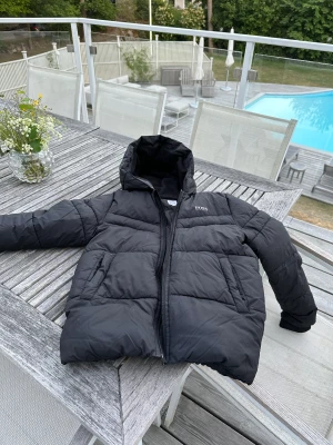 Hugo boss jacka - Bra vinter jacka i fint skick. Storlek 12 år men passar även äldre och yngre, orginal pris 1899kr. Pris kan diskuteras, mer bilder finns! Tar swish men även kontant