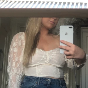 Vit blus - Vit spetsblus från HM. Endast använd fåtal gånger. Köpt för 199 säljes för 20kr. Köparen står för frakten o pris varierar beroende på hur köparen vill skicka den.