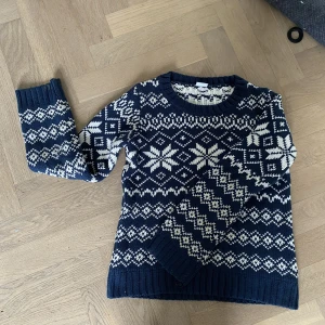 Stickad tröja - Blå och vit stickad tröja från polarn och pyret! Bra skick❣️