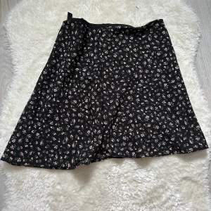 En blommig kjol från hm som är lågmidjad,knappt använd eftersom den är en större storlek än vad jag brukar ha.
