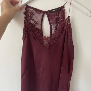 Röd Satin spets linne  - Supersnyggt linne med spets i satintyg🤍🌟 Passar jättebra till sommaren och fest! Kan erbjuda fri frakt vid snabbt köp om du skriver till mig! 🌸🤍