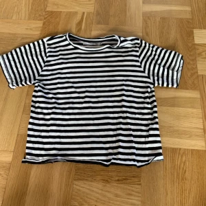 T-shirt - Knappt använd